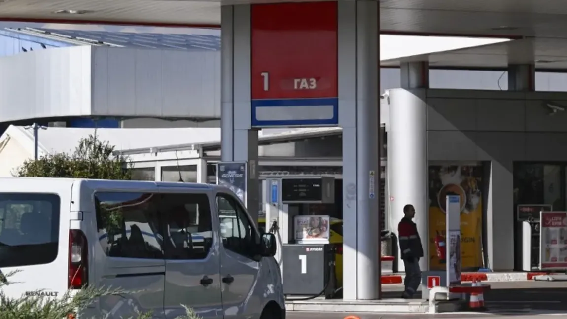 Cozi imense la carburanţi în Bulgaria. Şoferii din România şi Grecia au luat cu asalt benzinăriile de la sud de Dunăre