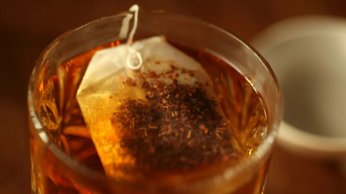 Pericolul ascuns din pliculețele cu ceai. La ce trebuie să fii atent atunci când le cumperi