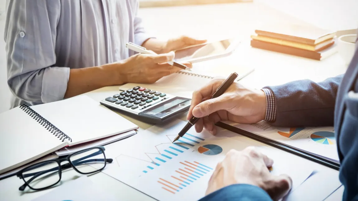 Statul păstrează şi în 2026 jumătate din contribuţia asigurătorie de 2,25% plătită de angajatori pentru muncă