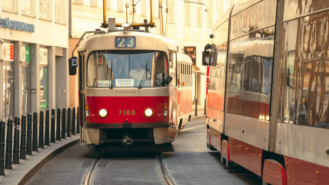 Excursie de coşmar în Cehia. Elevi români răniţi grav la Praga după un accident cu tramvaiul  