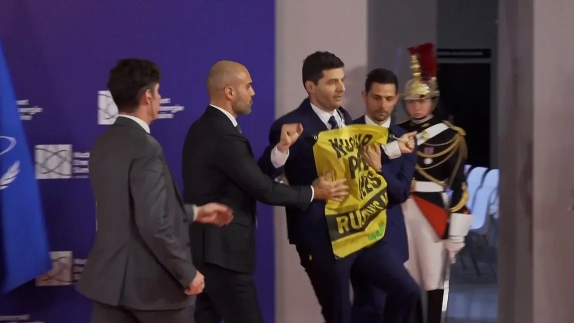 Emmanuel Macron, ambuscat de activiştii Greenpeace la summitul de la Boulogne-Billancourt. Preşedintele Franţei e acuzat că finanţează aparatul de război al Rusiei