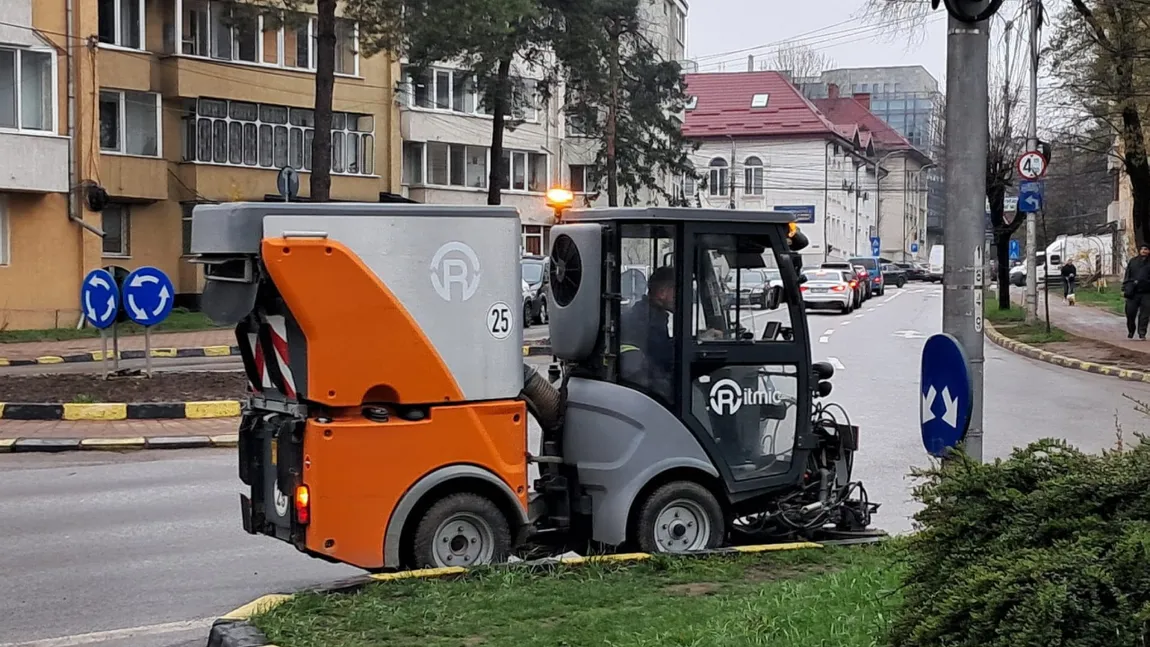 Primarul unui oraș din România a ales să facă economie conducând personal utilajele de curățenie: 