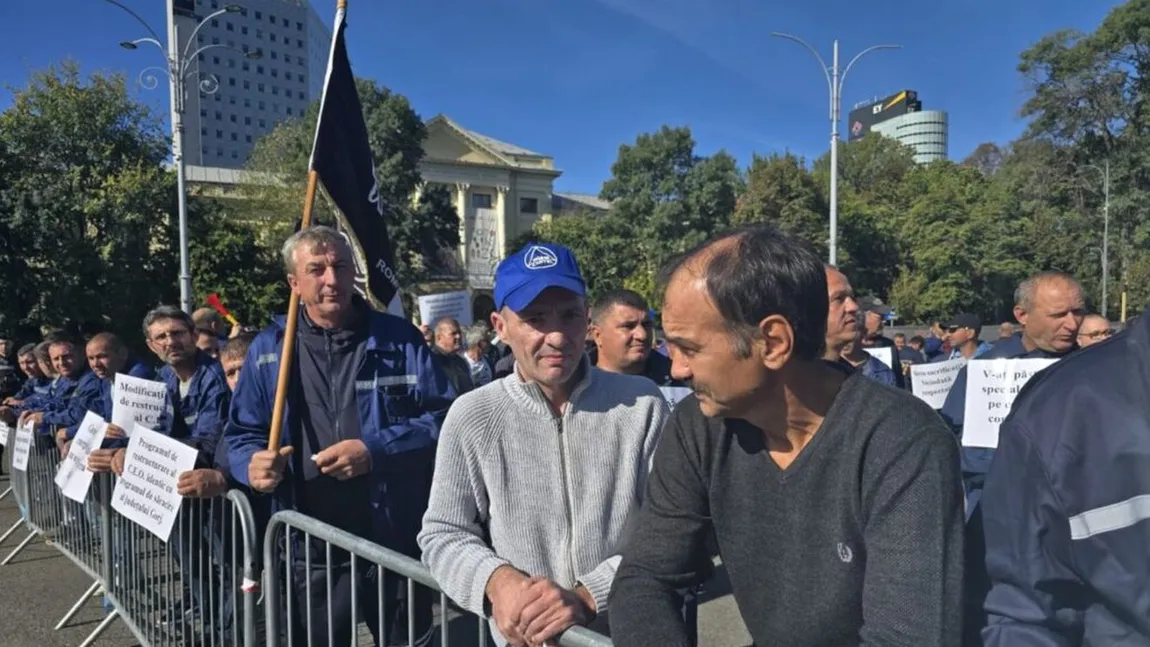 50 de angajaţi ai Complexului Energetic Oltenia au intrat în greva foamei în faţa Ministerului Energiei, după ce au fost anunţaţi că nu le va fi prelungit contractul de muncă