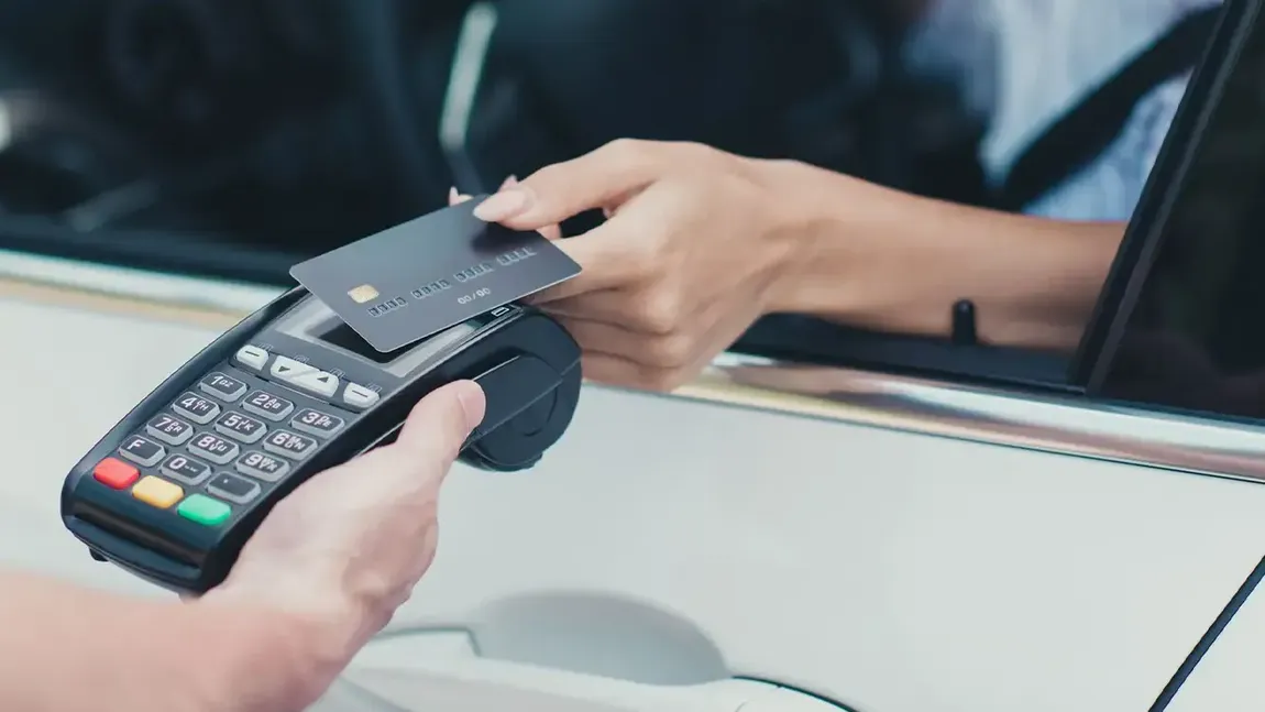 Un nou tip de fraudă se extinde în benzinăriile din toată Europa. Şoferii riscă să rămână fără bani de pe card