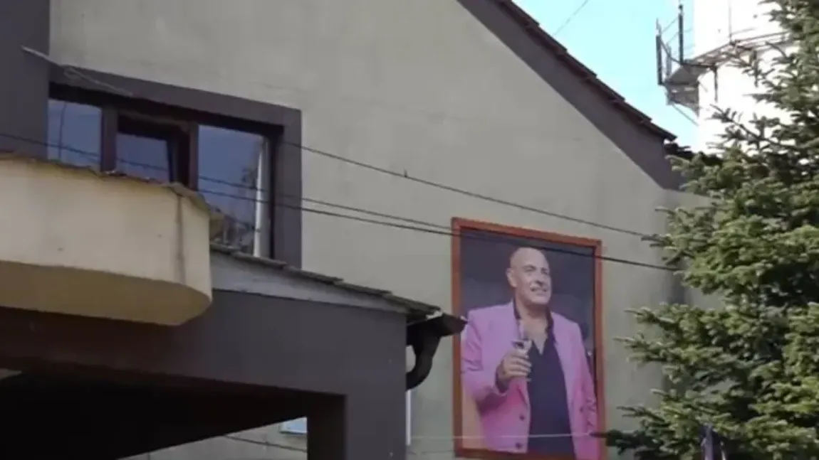 Primarul care „nu vrea” să plece din instituție: Tabloul șocant cu fostul edil decedat, cu vinul în mână, care îi întâmpină pe localnicii din Mehedinți