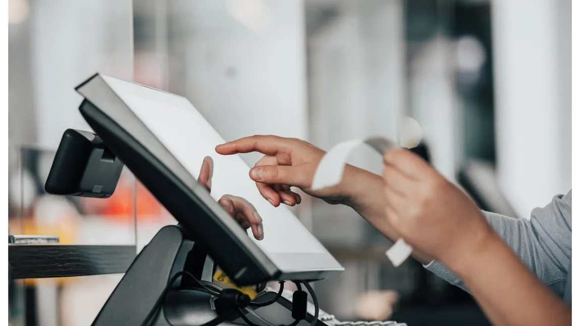 Cât câștigă pe lună casierii de la Petrom, OMV, Rompetrol, MOL, Lukoil și SOCAR. Unde se dau cele mai mari salarii