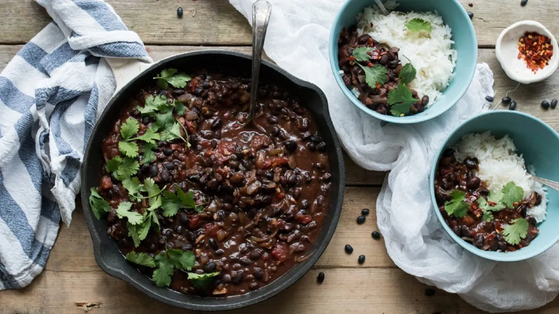 Tocăniță „neagră de supărare”. Rețetă de post cu cacao, cartofi mov și fasole neagră