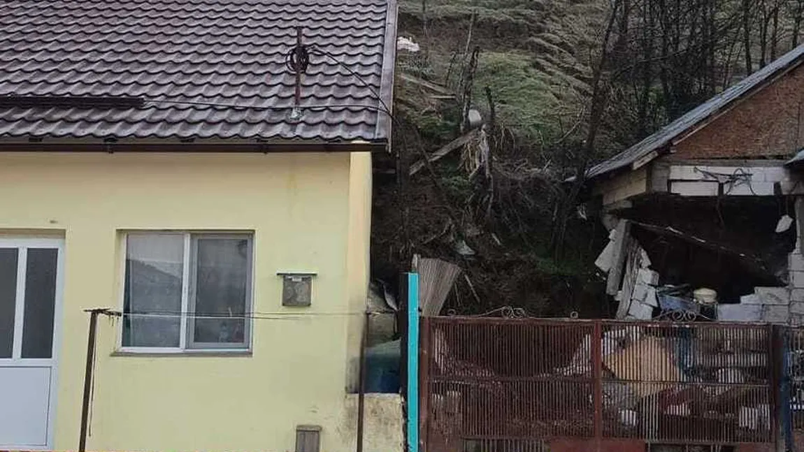 Alertă în Slatina după o alunecare de teren. Zeci de oameni au fost evacuați. Două case afectate, alte cinci sunt în pericol
