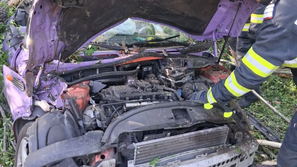 Tânără de 18 ani, moartă după ce maşina în care se afla a derapat şi a ieşit de pe şosea. La volan se afla o şoferiţă începătoare