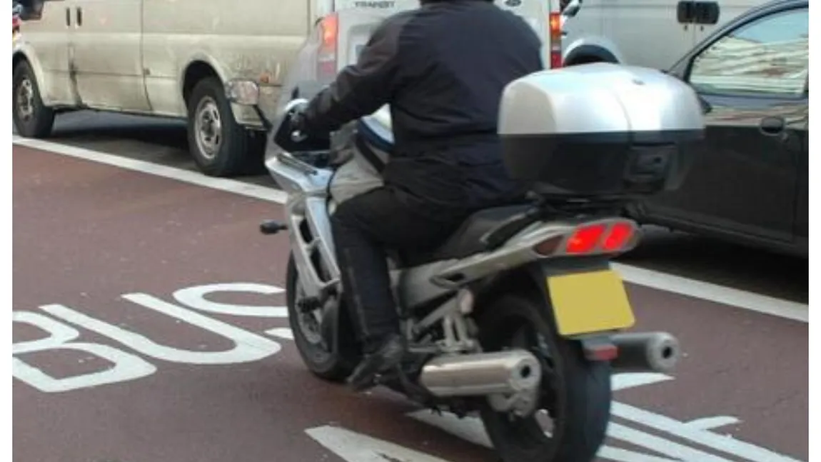 Cod rutier 2026. Motociclete şi scuterele pot circula pe banda de urgenţă a transportului în comun