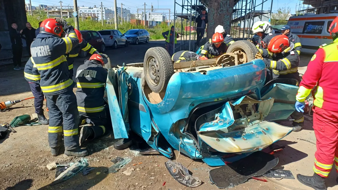 Accident grav în Iași. O șoferiță a murit după ce mașina ei căzut de pe Pasarela Bucium în urma coleziunii cu un TIR