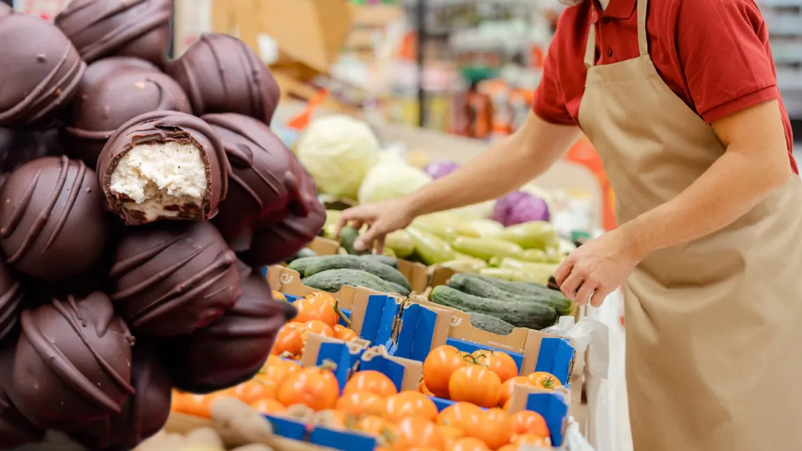 Angajat concediat pentru că a mâncat două bomboane care urmau să fie aruncate. Instanța a obligat supermarketul să îl reangajeze