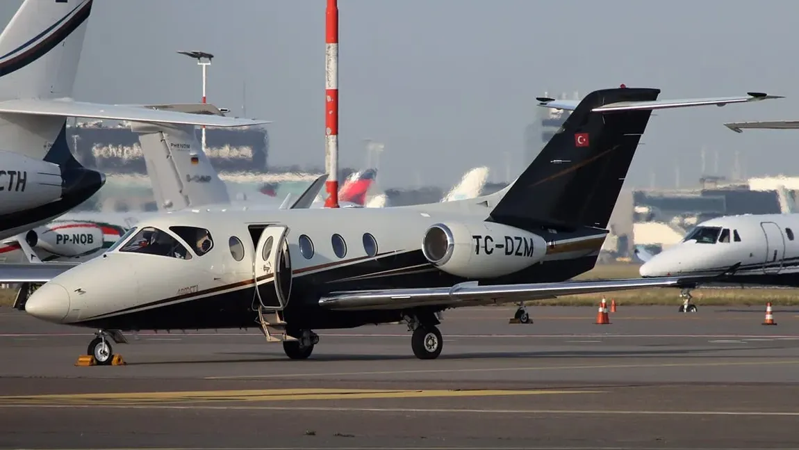 Avionul special cu care este adusă Lumina Sfântă la București, din zona de conflict din Orientul Mijlociu. Ce dotări are aeronava și cine operează zborul