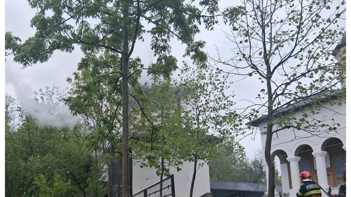 Incendiu la o biserică din Vâlcea. Garda de intervenţie Măciuca a trimis trei autospeciale VIDEO