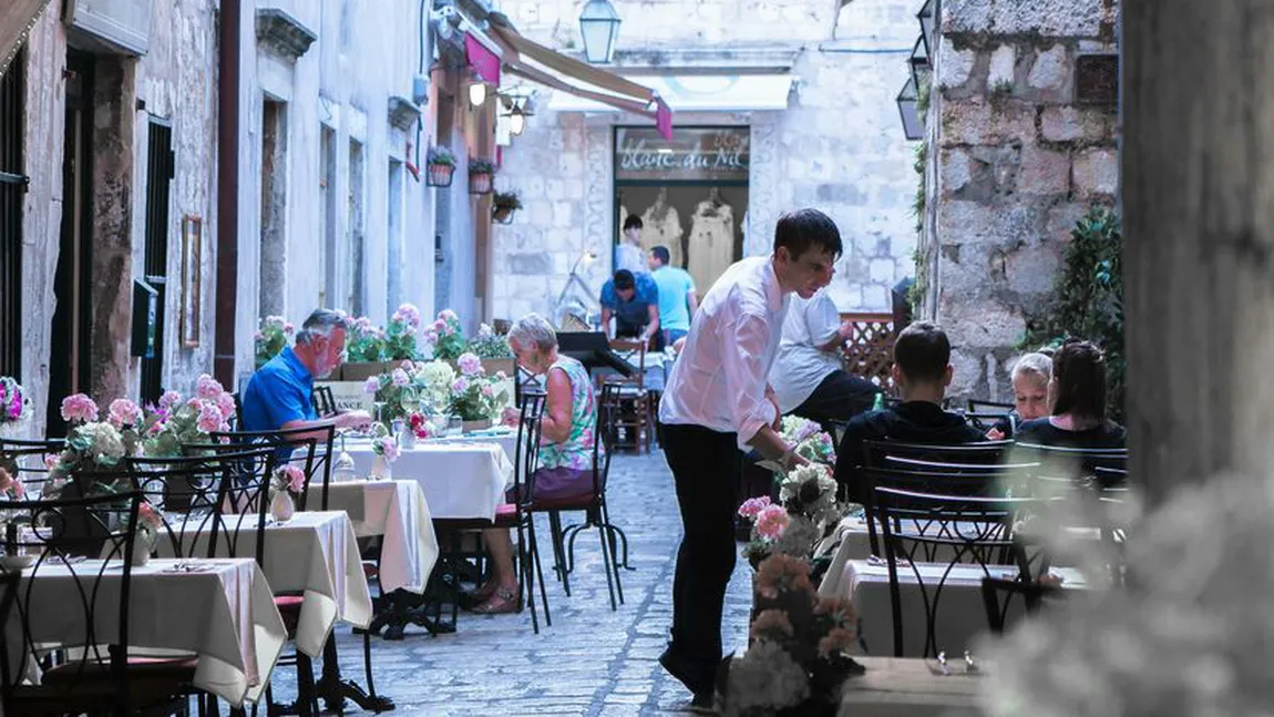 Cât câștigă chelnerii și bucătarii din restaurantele de la malul Mării Adriatice. Salariile au crescut semnificativ, iar unii angajatori oferă și cazare