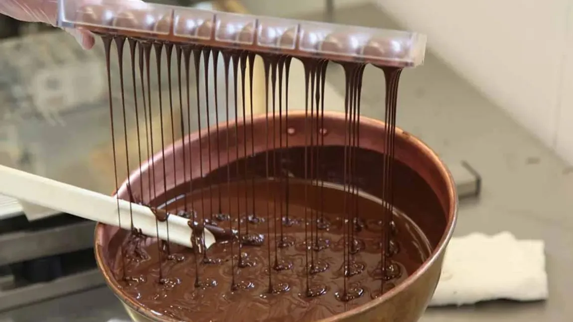 Lovitură pentru un celebru brand de ciocolată. Compania anunță primele concedieri din istoria sa