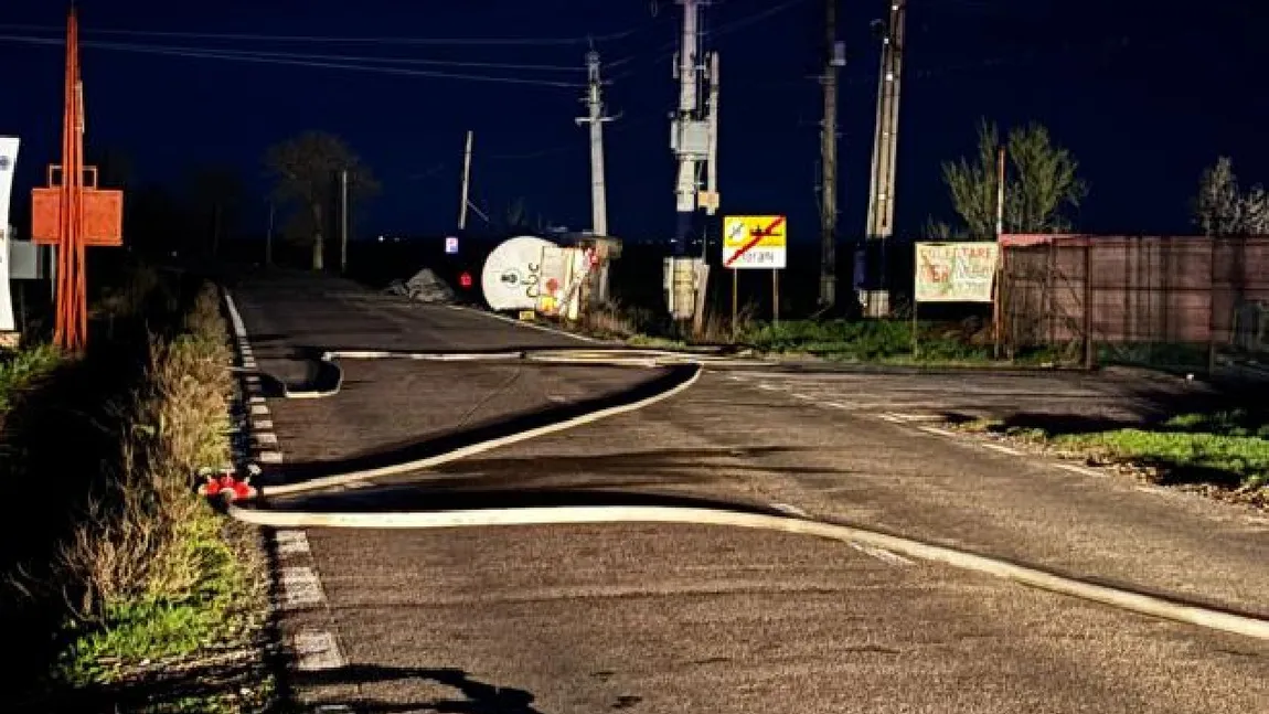 Cisternă cu GPL răsturnată pe DN1D, în Ciorani, după ce a lovit un stâlp de electricitate. Autoritățile au evacuat populația pe o rază de un kilometru