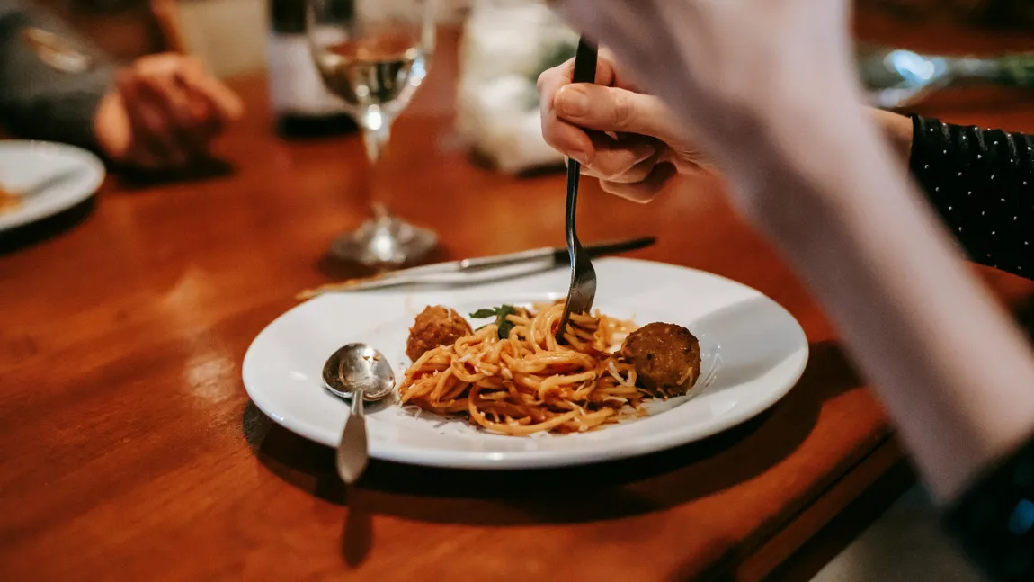 Spune-mi cum mănânci și la ce oră, ca să-ți spun cât cântărești! Caloriile nu sunt singurele ”vinovate” pentru greutate