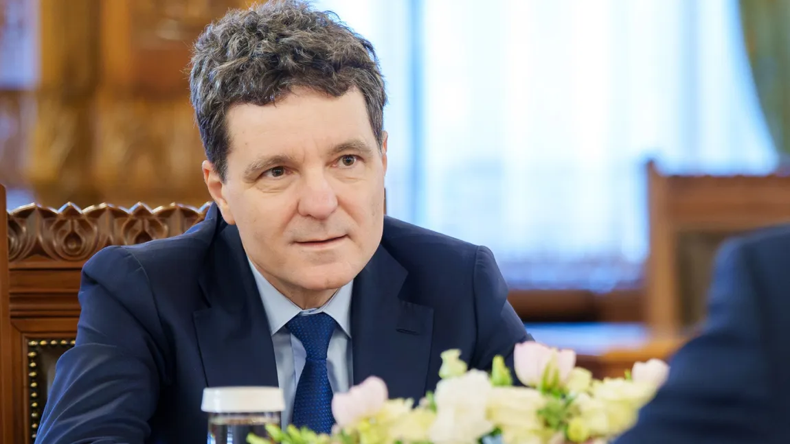 Nicușor Dan le-a cerut liderilor din coaliție să lase telefoanele la intrare în timpul discuțiilor de la Palatul Cotroceni. Între timp, PSD și AUR anunțau moțiunea de cenzură împotriva guvernului Ilie Bolojan, iar președintele a aflat acest lucru de pe un bilețel