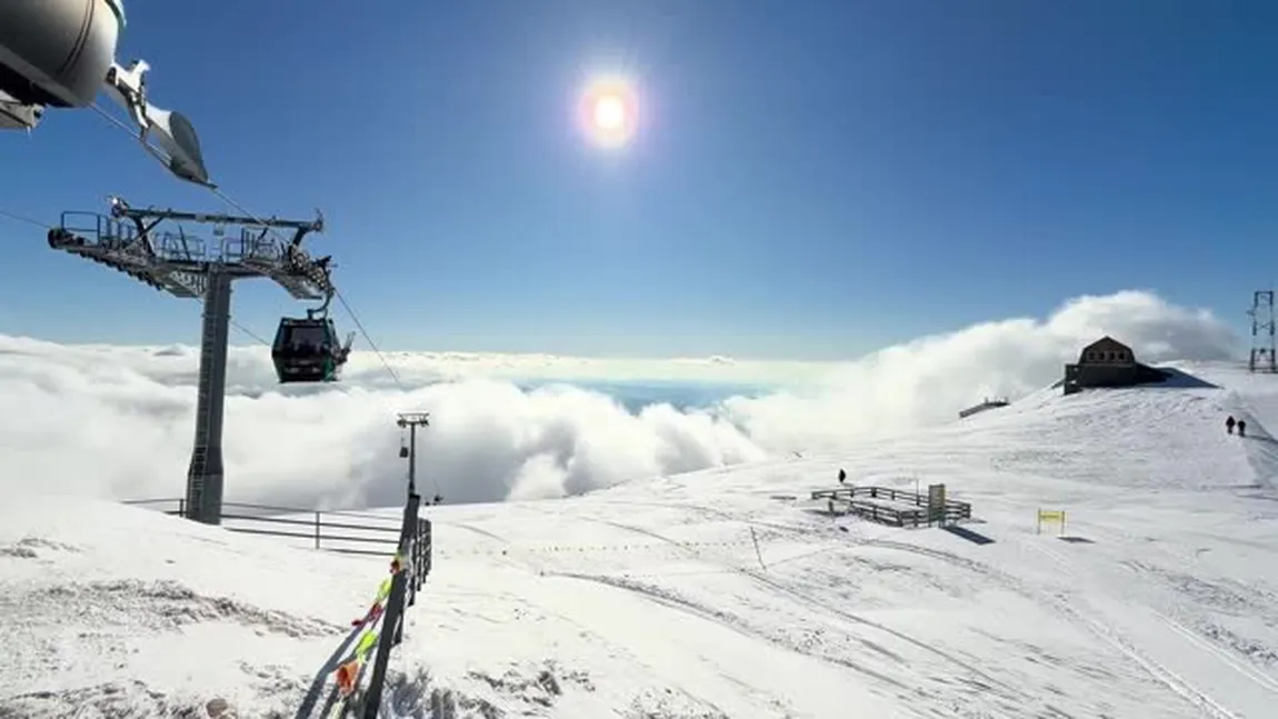 A nins ca-n plină iarnă la munte chiar în minivacanța de 1 mai. Pârtiile de altitudine din Sinaia sunt deschise