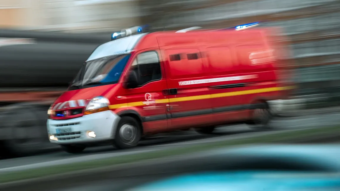 Cod roşu în Franţa: O maşină a căzut 25 de metri în gol și a luat foc. Cel puțin cinci persoane au murit
