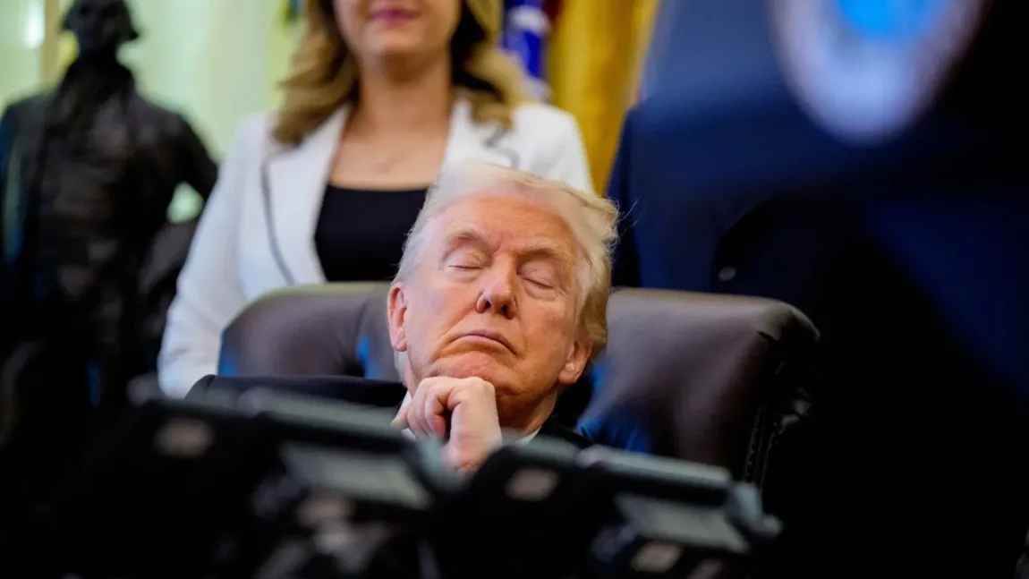 Dormea sau medita la viitorul lumii? Donald Trump, din nou viral după ce ar fi ațipit la un eveniment