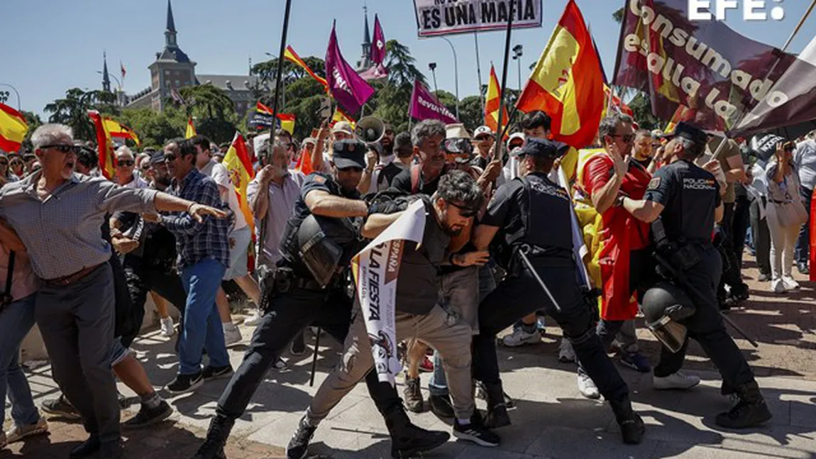 Miting masiv la Madrid împotriva Guvernului. Coliziune între poliţie şi protestatari VIDEO