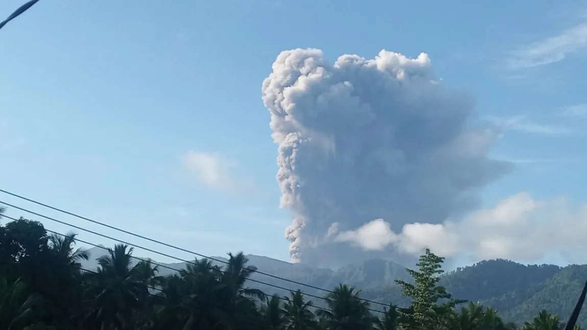 VIDEO Un vulcan a erupt în Indonezia, trei morţi şi zece dispăruţi