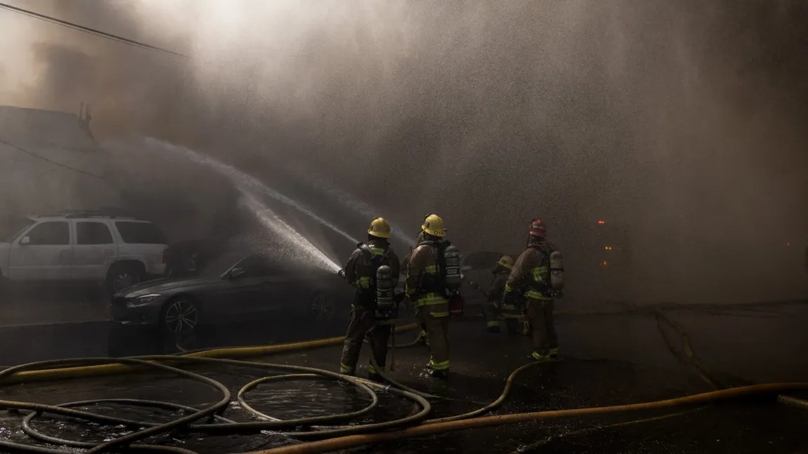 VIDEO Incendiu uriaş, alertă de la pompieri: „Oamenii și animalele de companie ar trebui să stea în interior, cu ușile și ferestrele închise”