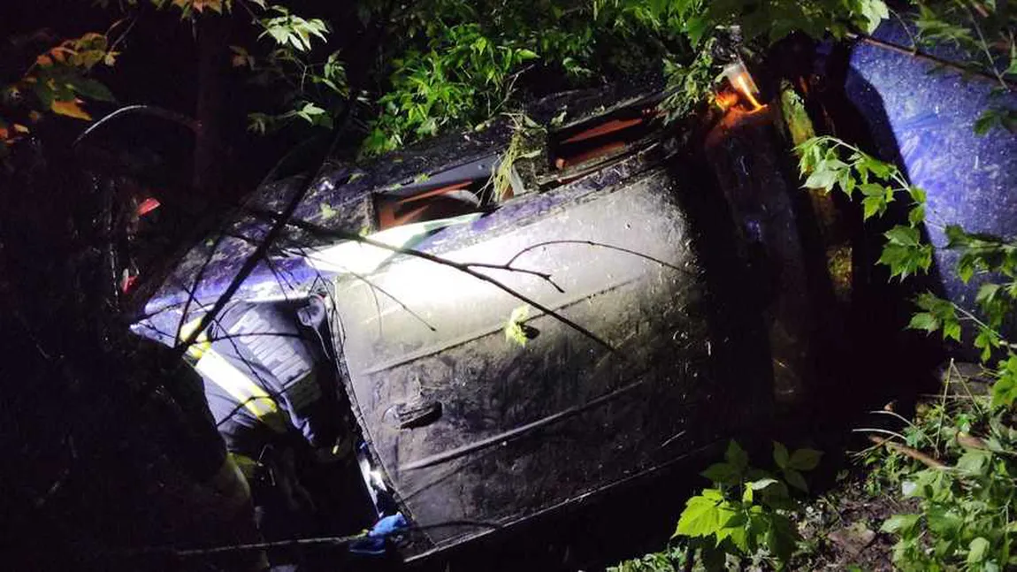 Cod roşu de intervenţie, maşina a căzut într-o prăpastie de 15 m. Doi adolescenţi, prinşi între fiare. Accident grav, cu o ambulanţă, şi în Prahova