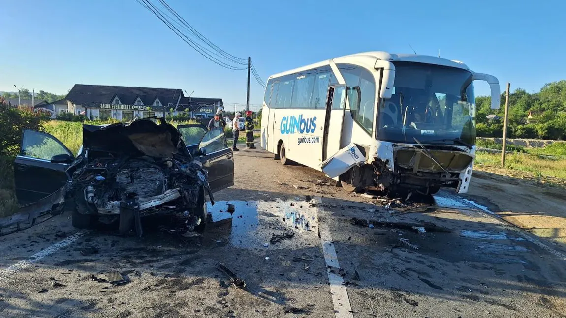 Accident grav în Mehedinți: Autocar cu mineri, izbit în plin de un Audi aflat pe contrasens. Șoferul a adormit la volan
