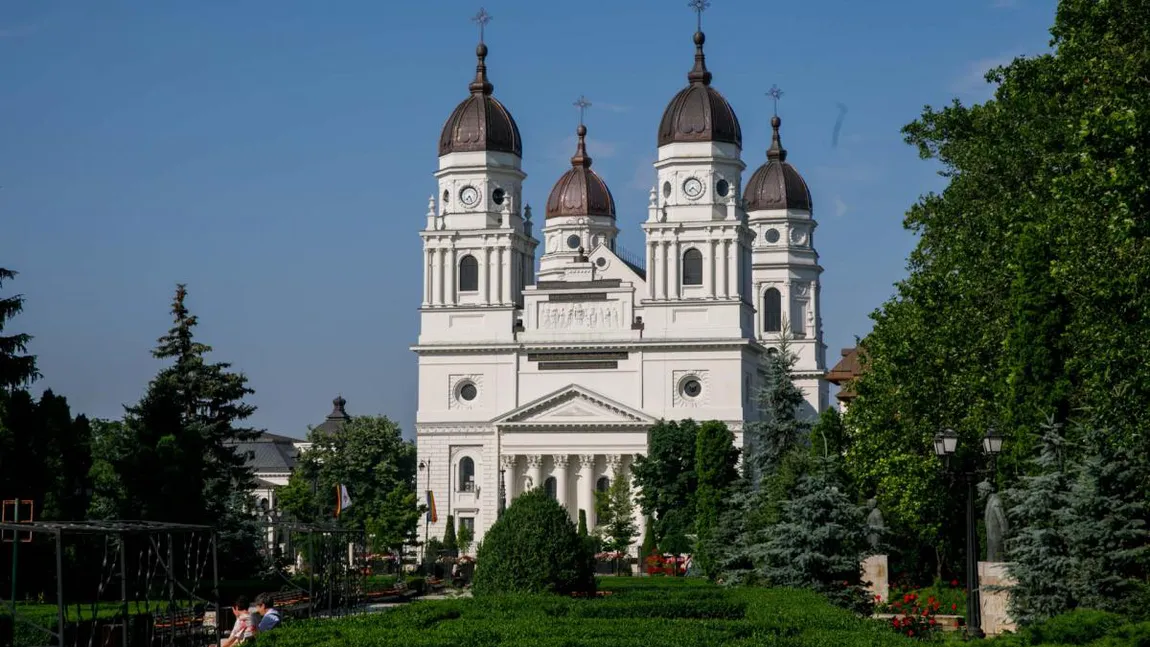 Sute de oameni sărmani din Iași primesc mâncare caldă din partea Mitropoliei Moldovei și Bucovinei