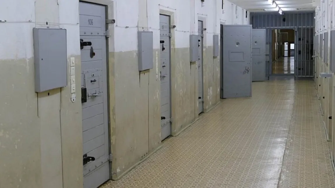 O femeie ar fi mituit doi agenți de poliție din Capitală pentru a intra în arestul central și a întreține relații intime cu unul dintre deținuți