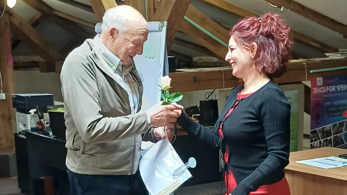 Un brașovean în vârstă de 97 de ani a absolvit un curs digital pentru a se proteja de escrocii online. Care a fost motivația lui: „Cred că și eu era să pic în plasa unora”