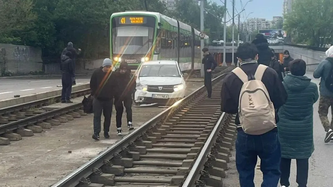 Val de reacții în mediul online după ce un șofer din Capitală a ajuns cu mașina între două linii de tramvai: 