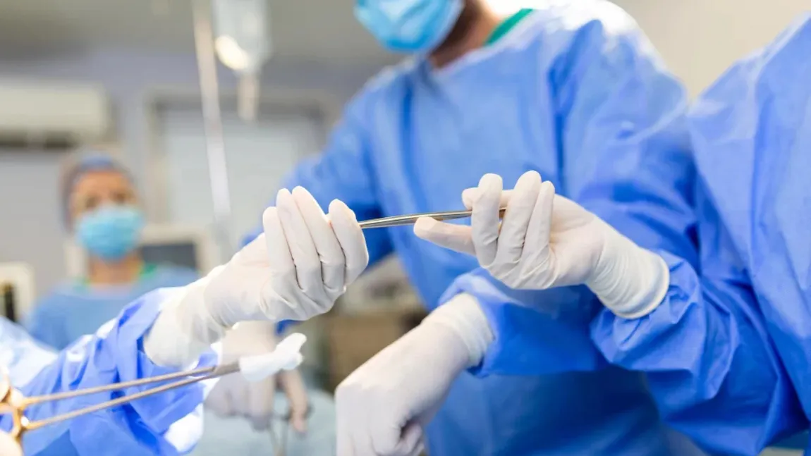 O clinică specializată în operații estetice, reclamată la Parchet. O femeie își cere banii înapoi: 