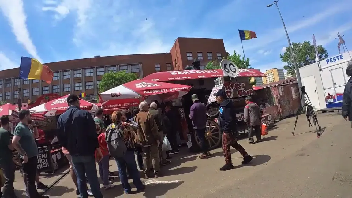 VIDEO - Românii sărbătoresc 1 mai tradițional cu mici și bere. Cozi de la primele ore ale dimineții la terasa din piata Obor