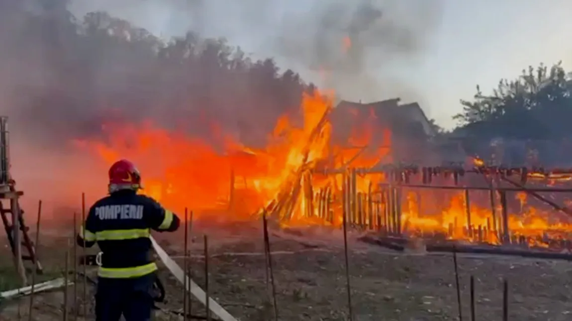 Incendiu grav în județul Bistrița-Năsăud. 50 de pui de găină și 30 de miei au murit după ce mai multe anexe gospodărești au luat foc