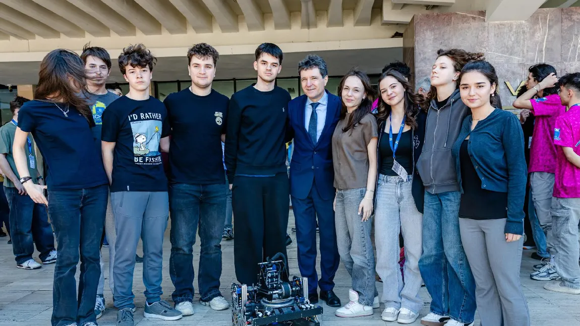 Nicușor Dan îi felicită pe elevii români care au făcut istorie la Campionatul Mondial de robotică din SUA. Au ocupat toate locurile de pe podium: „România e mândră de voi”