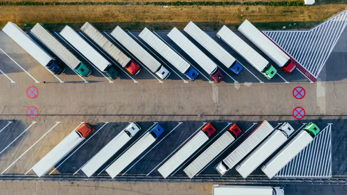 Criză majoră în transportul de marfă din Europa. Există aproximativ 500.000 de locuri de muncă disponibile, dar nimeni nu mai vrea să fie șofer de TIR