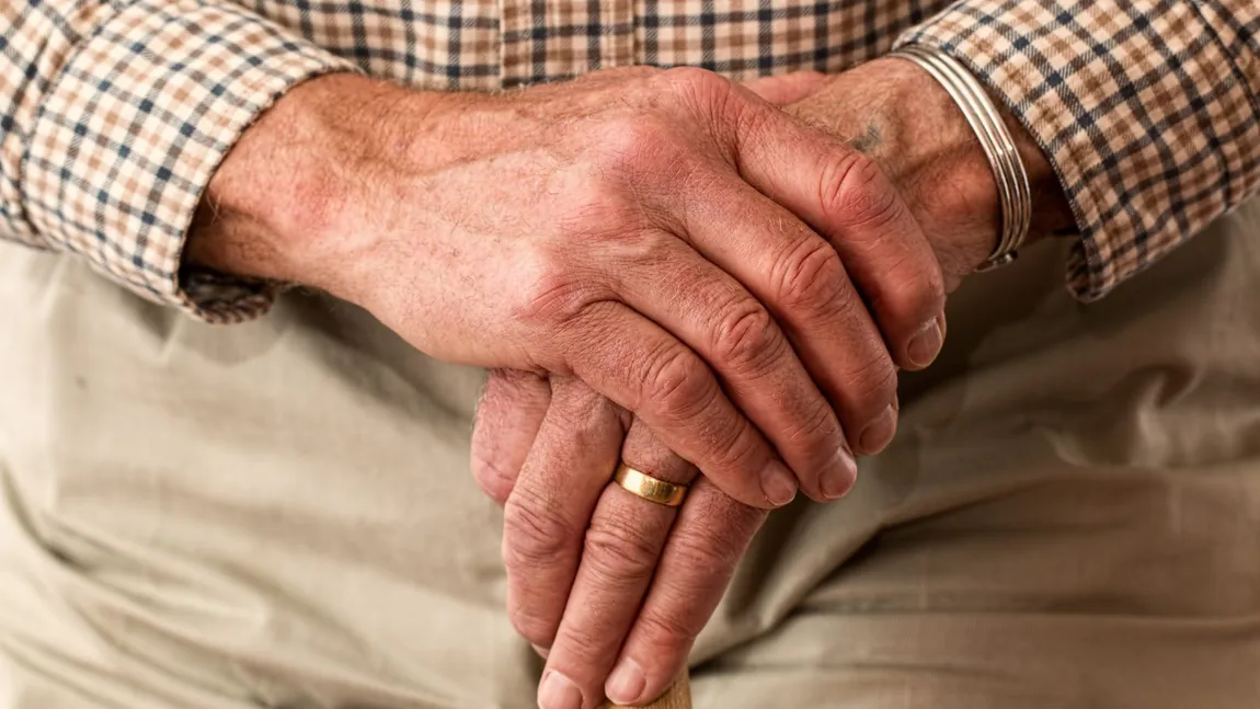 Înșelătoria care îi lasă fără bani pe pensionari. Avertismentul făcut de Casa de Pensii