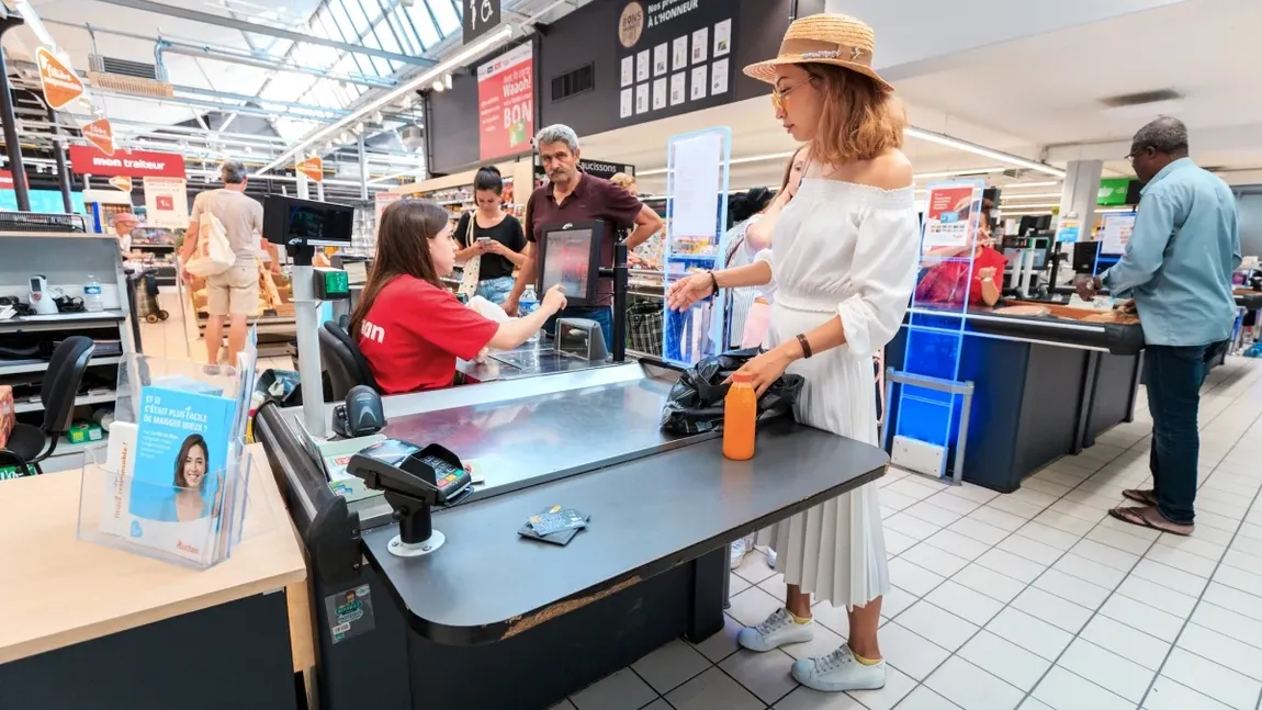 Fostă angajată a unui celebru lanț de supermarketuri, acuzată că a furat 100.000 de euro. Femeia a reușit să fraudeze compania folosindu-se de carduri cadou