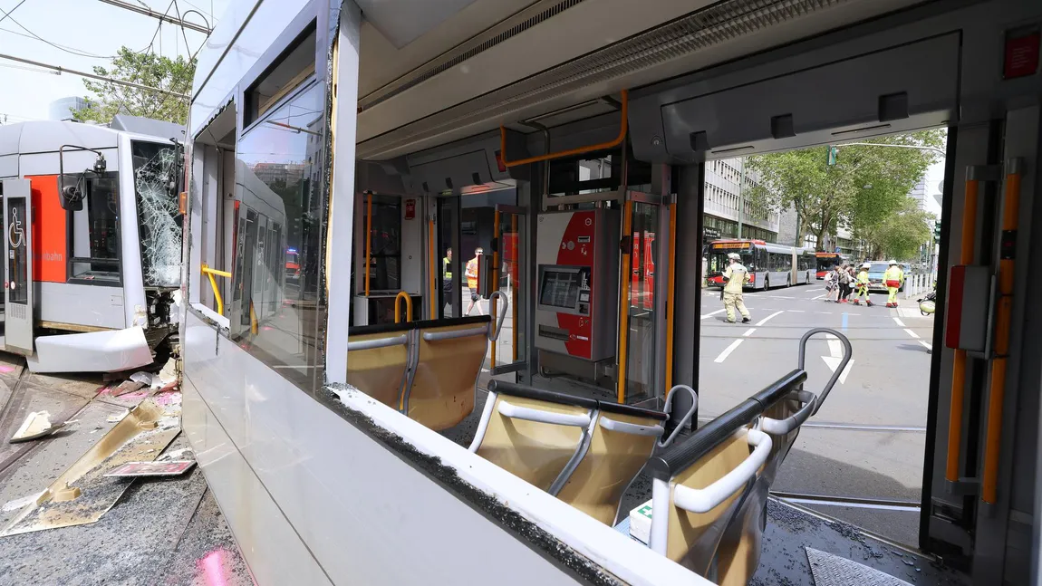 Zeci de răniţi în urma coliziunii a două tramvaie în oraşul Dusseldorf