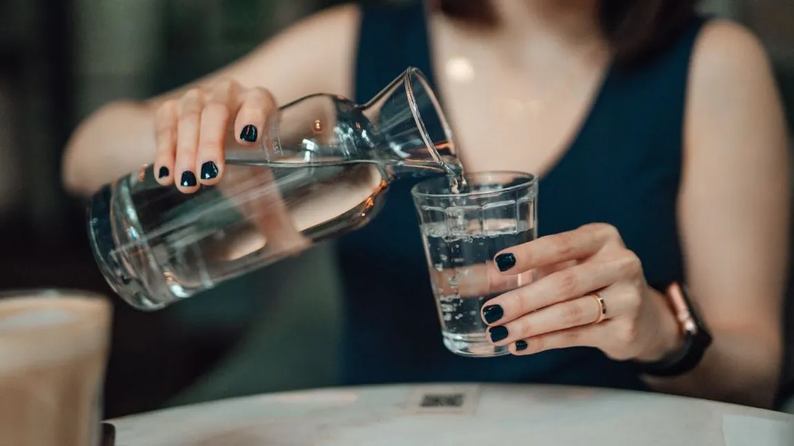 Restaurantele din România ar putea fi obligate să ofere gratuit clienților apă potabilă de la robinet - proiect