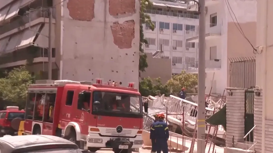 Bloc de locuințe prăbușit într-o zonă rezidențială din Atena. Amplă operațiune de căutare printre dărâmături VIDEO