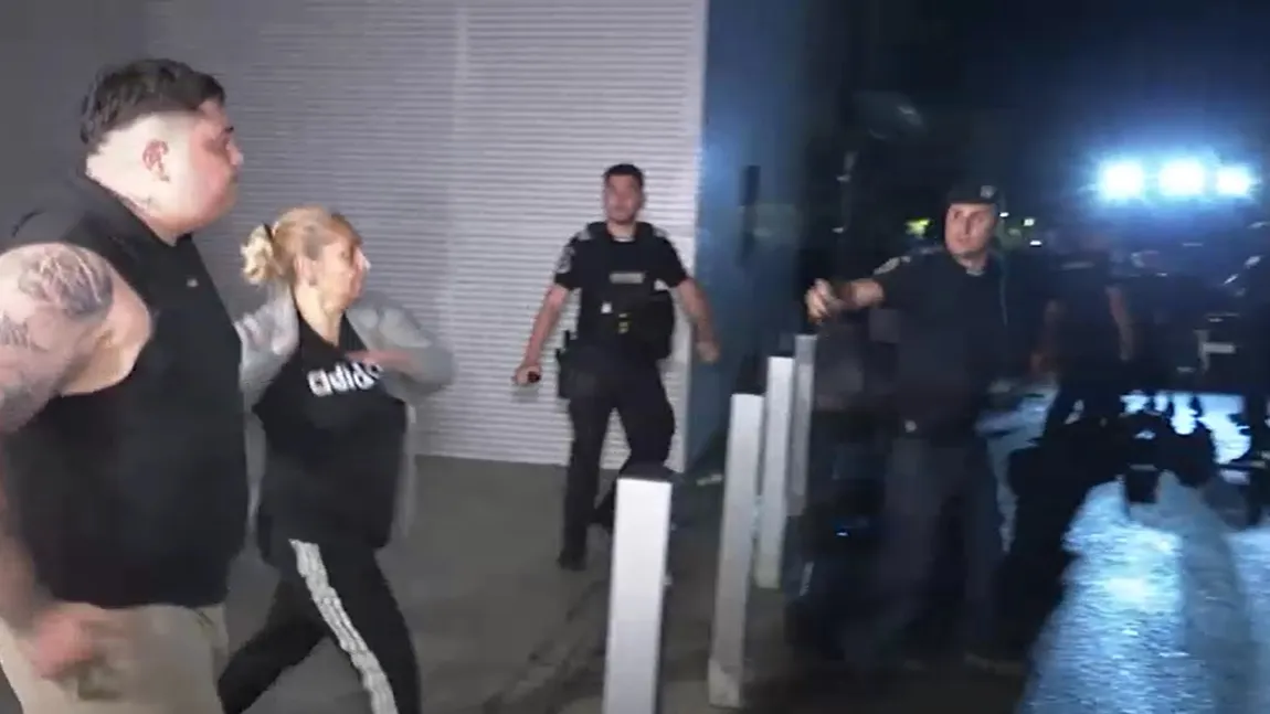 Scandal la poliție după un incident în București. Membrii a două clanuri interlope s-au războit în trafic și apoi au ieșit din mașini și s-au alergat cu săbii și topoare