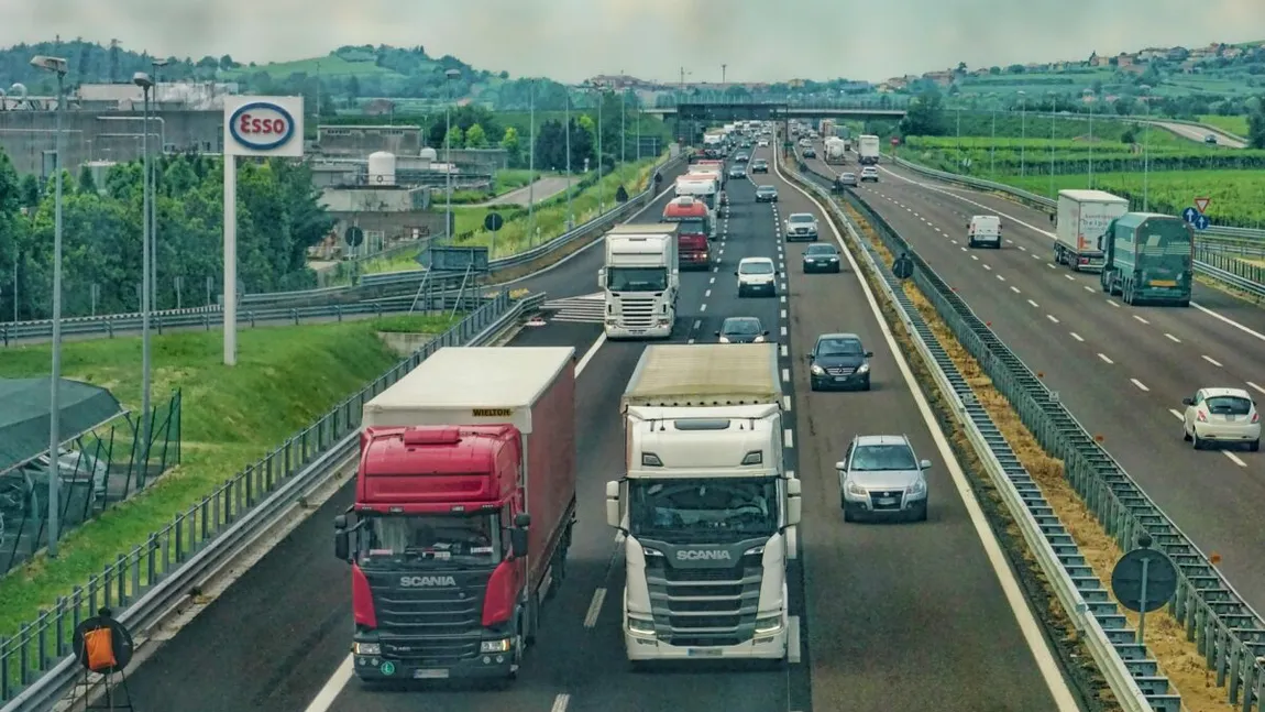 Cod rutier 2026. Implementarea noii roviniete pentru camioane, amânată. Președintele Nicușor Dan a promulgat legea