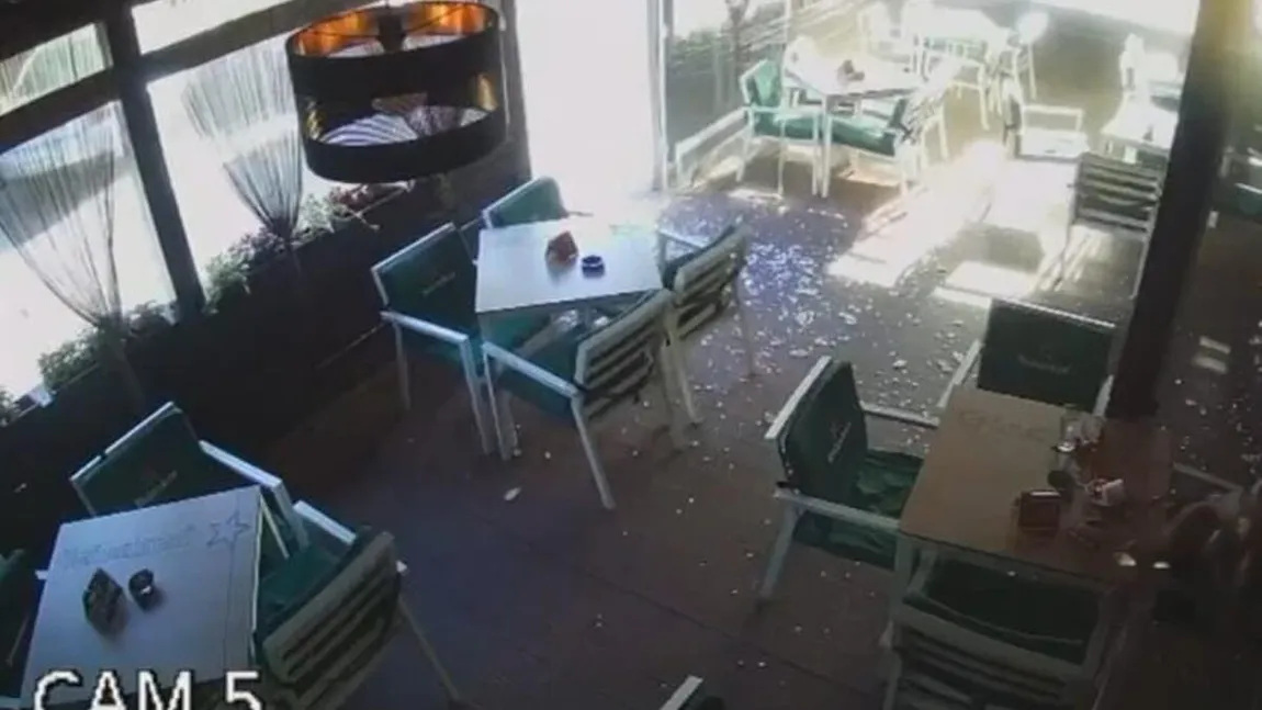 VIDEO Clipe teribile pentru clienții unei pizzerii din Târgu Jiu! Explozia unui pneu al unei autospeciale de la salubritate a spart geamurile restaurantului