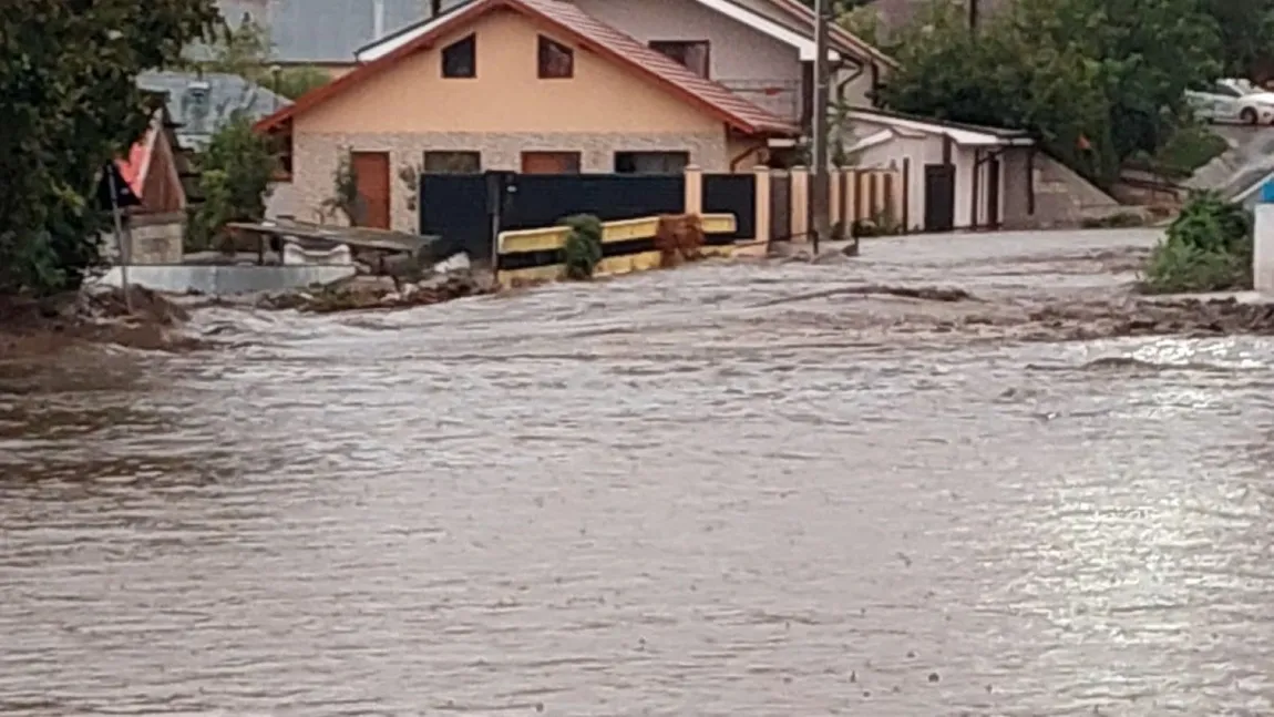 Stare de urgență în Vrancea după furtunile puternice! 80 de persoane, dintre care 20 de copii, s-au autoevacuat după ce râul Slimnic a ieșit din matcă