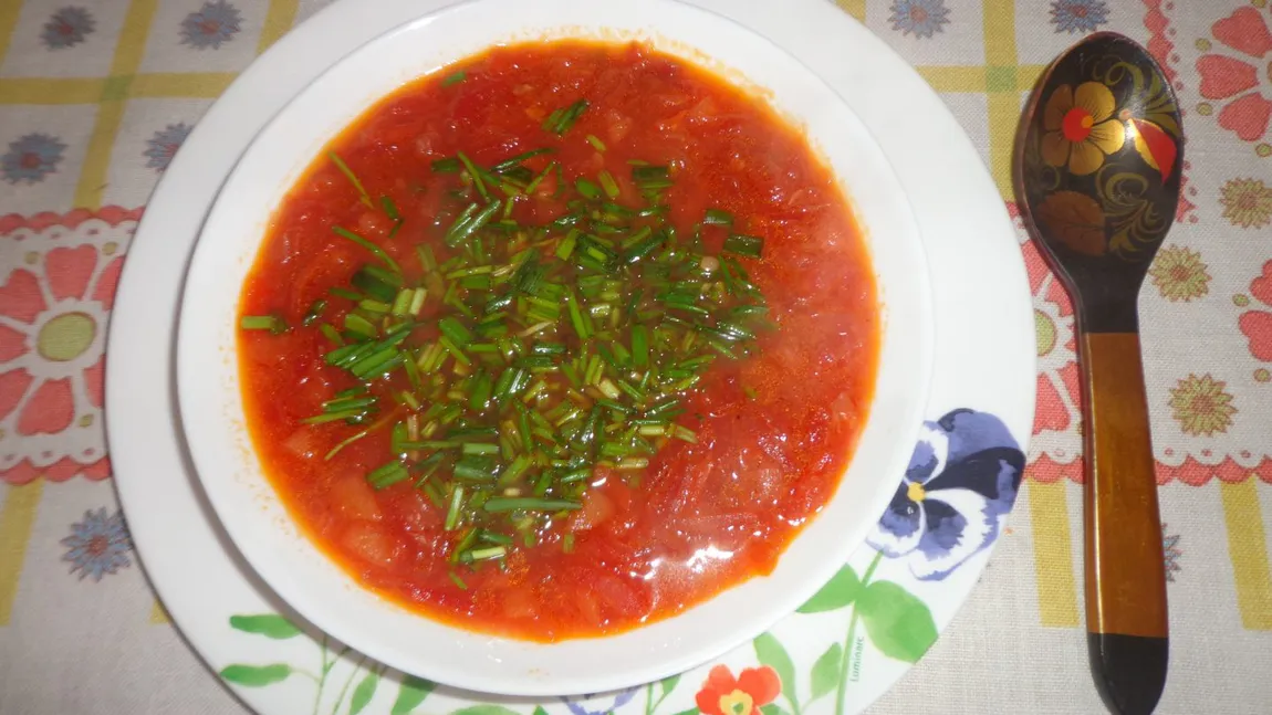 Ciorbă oltenească acrită cu borș, rețeta ideală pentru vară. Este delicioasă și rece